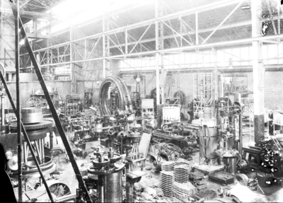 13504 FDHEEMAF000106 Overzicht Mechanische Werkplaats rond 1907, met een aantal meerspillige boormachines, combinatie ...