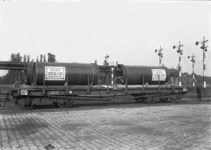 13508 FDHEEMAF000110 Twee transformatorzuilen op spoorwagon. Op de wagon een bord met handgeschreven: Gronau , 1912-09-01