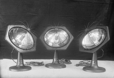 13679 FDHEEMAF003021 Drie straalkachels Glittering Glow , 1924-04-11