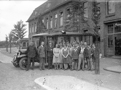 14180 FDHEEMAF020940 Groep bezoekers uit Harderwijk staande naast hun bus, 1931-06-16