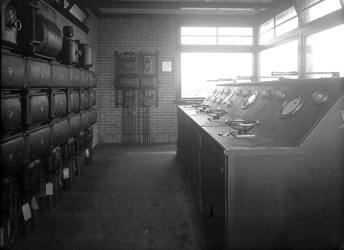 14266 FDHEEMAF030521 Lessenaar en kastenbatterij voor bediening van de grote sluis in IJmuiden, 1927-02-19