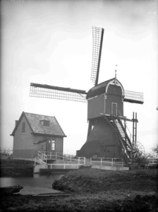14267 FDHEEMAF030522 Windmolen met scheprad en nieuw pomphuisje voor elektrische bemaling in Rietveld bij Woerden, 1927-03-07