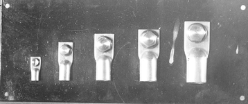 14353 FDHEEMAF000201 Vijf verschillende soldeerkabelschoenen op marmeren plaat, 1912-12-01
