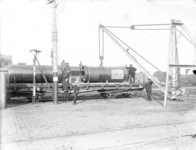 14767 FDHEEMAF000241 Twee transformatorzuilen op wagon van Staats Spoor. Locatie onbekend, 1913-09-01