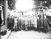 15119 FDHEEMAF031130 Groepsfoto vóór autobus, met circa 20 leerlingen en 4 begeleiders, 1928-07-20