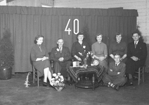 15398 FDHEEMAF062718 Foto('s) van het 40-jarig jubileum van de heer Leerkotte van de afdeling Ponserij, 1956-04-27