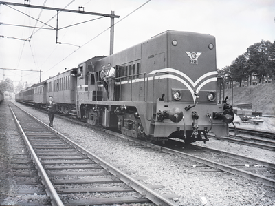 15916 FDHEEMAF062144 Proefrit van dieselelektrische locomotief 2213 van de Nederlandse Spoorwegen op het baanvak ...