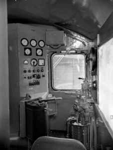 15943 FDHEEMAF062173 Gezicht op het instrumentenpaneel in de cabine van een dieselelektrische locomotief van de serie ...