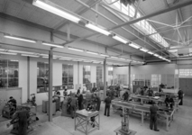 16702 FDHEEMAF065626 De geheel gemoderniseerde Leerlingenwerkplaats, met leerlingen aan het werk, 1960-11-04