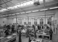 16703 FDHEEMAF065627 De geheel gemoderniseerde Leerlingenwerkplaats, met leerlingen aan het werk, 1960-11-04
