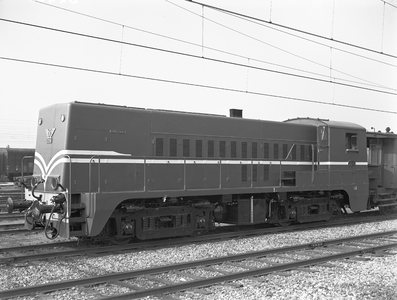 17058 FDHEEMAF062238 Een dieselelektrische locomotief van de serie 2200 van de Nederlandse Spoorwegen doet tijdens een ...