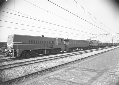 17059 FDHEEMAF062239 Een dieselelektrische locomotief van de serie 2200 van de Nederlandse Spoorwegen doet tijdens een ...