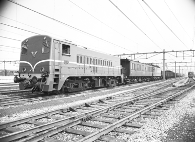 17062 FDHEEMAF062242 Een dieselelektrische locomotief van de serie 2200 van de Nederlandse Spoorwegen bevindt zich bij ...