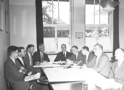 17149 FDHEEMAF063961 Vergadering van de bouwraad van het nieuwe Personeelsgebouw, 1958-05-22