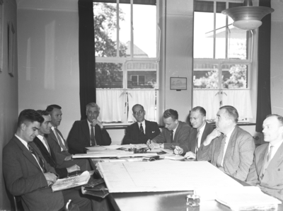 17150 FDHEEMAF063962 Vergadering van de bouwraad van het nieuwe Personeelsgebouw, 1958-05-22