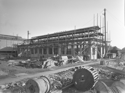 17397 FDHEEMAF058845 Nieuwbouw bij Smederij en de oude Tractiehal, 1951-10-23