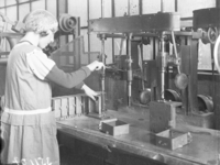 18392 FDHEEMAF3511007 Boren van het huis van een SBIK (Schiele & Bruchsaler - Industriewerke) schakelaar, 1935-11-01