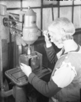 18397 FDHEEMAF3511012 Tappen van het huis van een SBIK (Schiele & Bruchsaler - Industriewerke) schakelaar, 1935-11-01