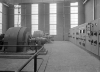18516 FDHEEMAF058913 Twee draaistroom generatoren (3150 kVA) met opwekkers en schakelbord in de machinekamer van de ...
