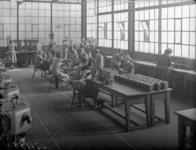 18929 FDHEEMAF3511019 Fabrieksmeisjes monteren van het schakelaardeel in de kast van SBIK (Schiele & Bruchsaler - ...