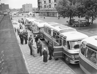 19471 FDHEEMAF065242 Vertrek met vier bussen vanaf het stationsplein in Hengelo voor het jaarlijks uitstapje van de ...