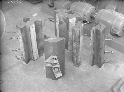 19620 FDHEEMAF058442 Delen van het tijdens de slingerproef bij De Schelde gebroken poolwiel van een DG 166-6, 1931-06-11