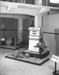 20593 FDHEEMAF065314 Tokheimmotoren bestemd voor inbouw in pompen op een tentoonstelling in het Verkoopmagazijn, 1960-06-15