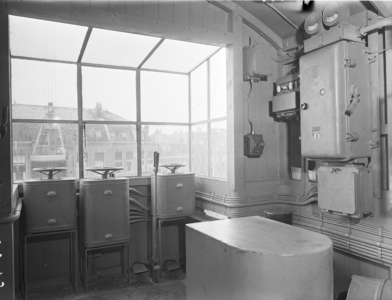 21308 FDHEEMAF059079 Interieur van kraancabine van grijperbrugkraan bij firma Caron, Haagweg 15 in Leiden, 1952-02-12
