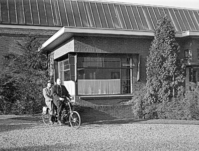 22032 FDHEEMAF061408 De heer Stapff en Mr. Sugg van Westinghouse samen op de tandem in de Directietuin, 1954-11-12