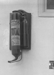 22282 FDHEEMAF3602025 Brandblusapparaat fabrikaat Total bevestigd aan muur bij de nieuwe wachtkamer, 1936-02-01