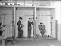 22414 FDHEEMAF058620 Jongens van de leerlingen afdeling bij hun examenwerk in boxen elektrische montage, 1951-08-20