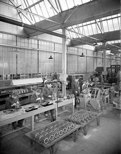 22715 FDHEEMAF063759 Twee automatische wikkelmachines met bedienend personeel, 1958-01-28