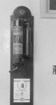 22851 FDHEEMAF3603023 Brandblusapparaat van het fabrikaat Total met gebruiksaanwijzing naast de deur van spreekkamer 1, ...