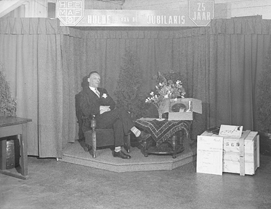 24317 FDHEEMAF062685 Foto('s) van het 25-jarig jubileum van de heer des Tombe, chef van de afdeling Verkoop, 1956-04-16