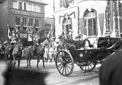 24435 FDHEEMAFF 380 Koninging Wilhelmina in een rijtuig tijdens rijtoer door Apeldoorn t.g.v. 50-jarig jubileum, 1938-09-24