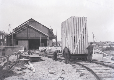 24644 FDHEEMAFF 455 Transport van installatiedelen voor gemaal Buma bij Lemmer over een tijdelijke spoorbaan, 1940-10-01