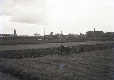 24650 FDHEEMAFF 461 Ploegen op het HEEMAF terrein met een ploeg met twee paarden, 1940-10-01