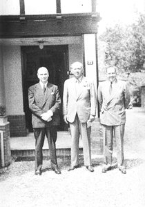 25703 FDHEEMAFA 003 President-directeur mr. Knox van Westinghouse, samen met een tweede bezoeker en de heer Keus, voor ...