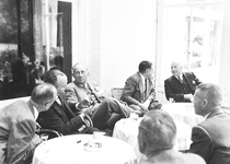 25704 FDHEEMAFA 004 President-directeur mr. Knox van Westinghouse, aan de borrel met HEEMAF functionarissen, 1947-07-01