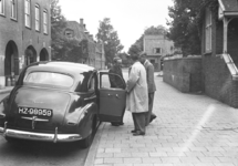25705 FDHEEMAFA 005 President-directeur mr. Knox van Westinghouse wordt per auto afgehaald bij hotel Lansink, 1948-07-26