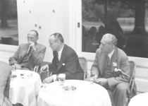 25706 FDHEEMAFA 006 President-directeur mr. Knox van Westinghouse in gesprek met de heren Keus en Willink, 1947-07-01