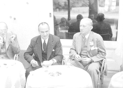 25708 FDHEEMAFA 009 President-directeur mr. Knox van Westinghouse in gesprek met de heer Keus, 1947-07-01