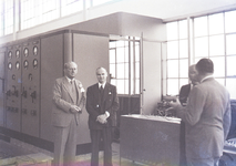 25710 FDHEEMAFA 011 President-directeur mr. Knox van Westinghouse met directeur Keus in het Laboratorium, 1947-07-01