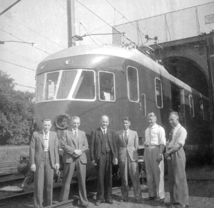 26074 FDHEEMAFA 68 Elektrisch treinstel met de heren Hagen, v.d. Berg, Kortenhof, v. Edith Thieme Melcher, de Ris, 1948-08-12