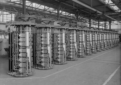 3427 FDHEEMAF054434 Vijftien oliecontrollers, type OC 4, opgesteld in de fabriekshal en bestemd voor Langler te ...