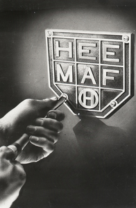 3538 FDHEEMAF056670 Metalen HEEMAF logo met hand en schroevendraaier, 1947-07-07