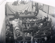 3957 FDHEEMAF054439 Groepsfoto tijdens uitreiking van diploma 's aan leerlingen van de bedrijfsschool, 1939-01-07