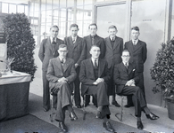 3958 FDHEEMAF054440 Groep geslaagde leerlingen met hun werkmeester, 1939-01-07