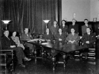 4592 FDHEEMAF055605 Kernvergadering op 10-12-1941 betreffende pensioenfonds. Groepsfoto van de deelnemers, 1941-12-10