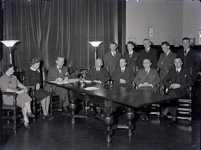 4593 FDHEEMAF055606 Kernvergadering op 10-12-1941 betreffende pensioenfonds. Groepsfoto van de deelnemers, 1941-12-10